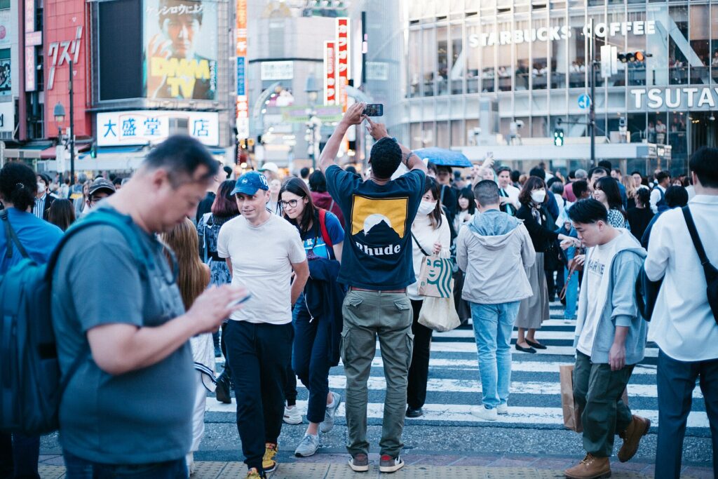 Multitud de persones travessant el pas de vianants de Shibuya, Tòquio, una de les zones urbanes més denses del món