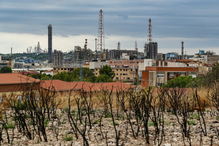 Vista aèria del polígon petroquímic de Tarragona, el major complex químic del sud d'Europa.