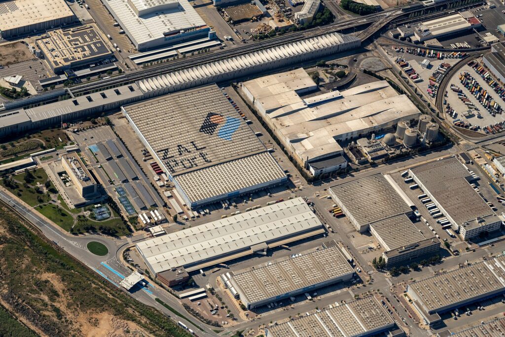 Vista aèria de la zona logística del port de Barcelona, un dels nodes principals del transport i comerç a la Mediterrània.
