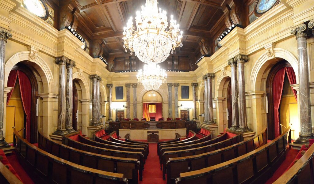 Vista del Saló de plens del Parlament de Catalunya, on els 135 diputats prenen les decisions polítiques del país.