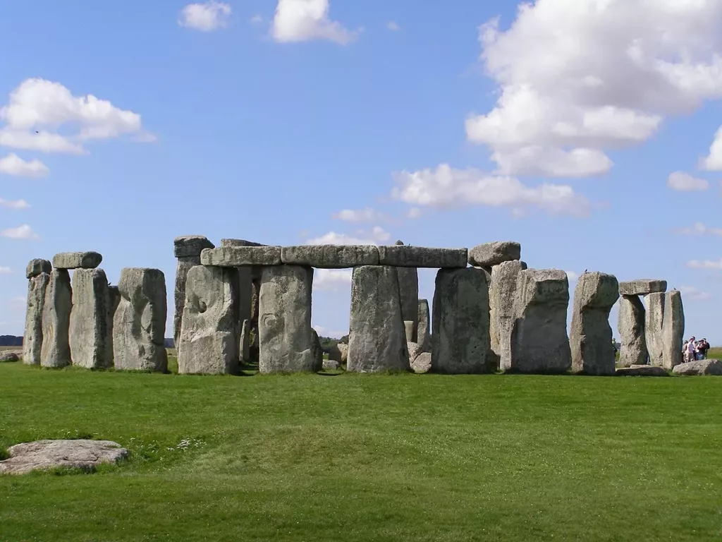 Stonehenge (Anglaterra, c. 3000-1500 aC). El monument megalític més famós, dins el període neolític-Edat dels metalls.