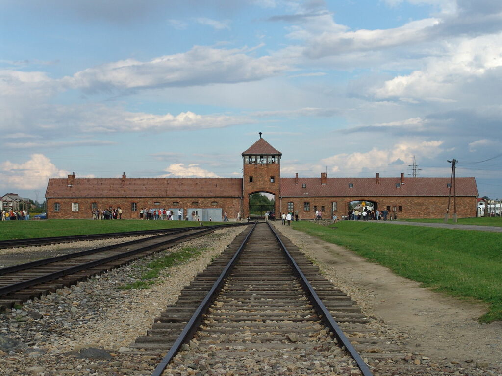 Porta del camp d'extermini d'Auschwitz-Birkenau. Sis milions de jueus van ser assassinats a l'Holocaust.