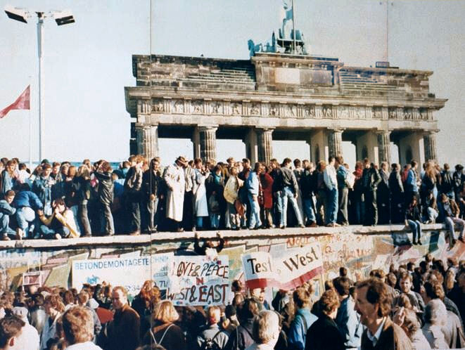 La caiguda del Mur de Berlín (9 novembre 1989). Final simbòlic de la Guerra Freda.