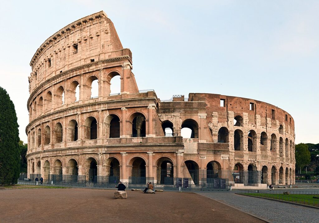 El Colosseu de Roma (80 dC). Amfiteatre de 50.000 espectadors per a lluites de gladiadors i jocs públics.