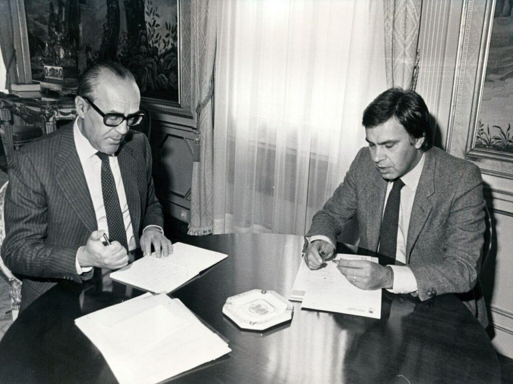 Felipe González guanya les eleccions (octubre 1982). Consolidació democràtica amb la primera alternança.
