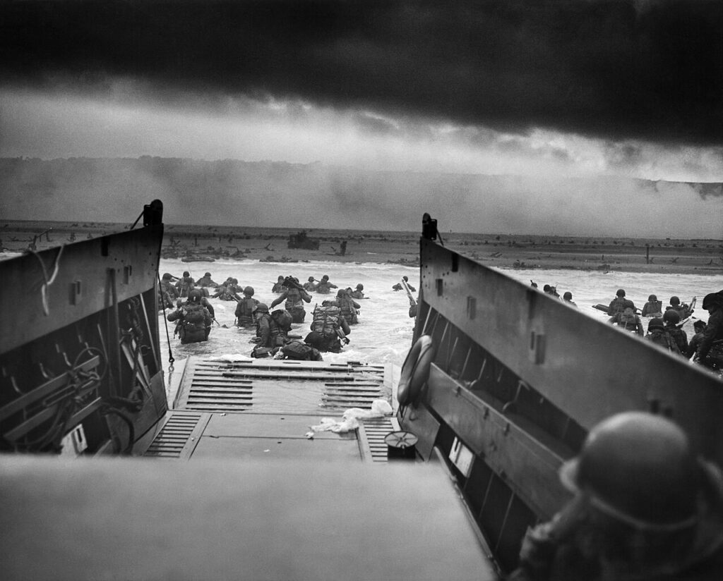 Desembarcament de Normandia (D-Day, 6 juny 1944). Soldats americans aterren a la platja Omaha sota foc enemic.
