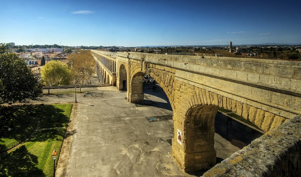 Aqüeducte romà de Segòvia (s. I dC). Els romans van crear una xarxa d'infraestructures que va possibilitar el comerç i l'economia a tot l'Imperi.