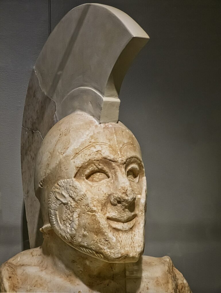 Casc grec antic. Esparta era una pòlis militaritzada on la ciutadania s'identificava amb l'art de la guerra.