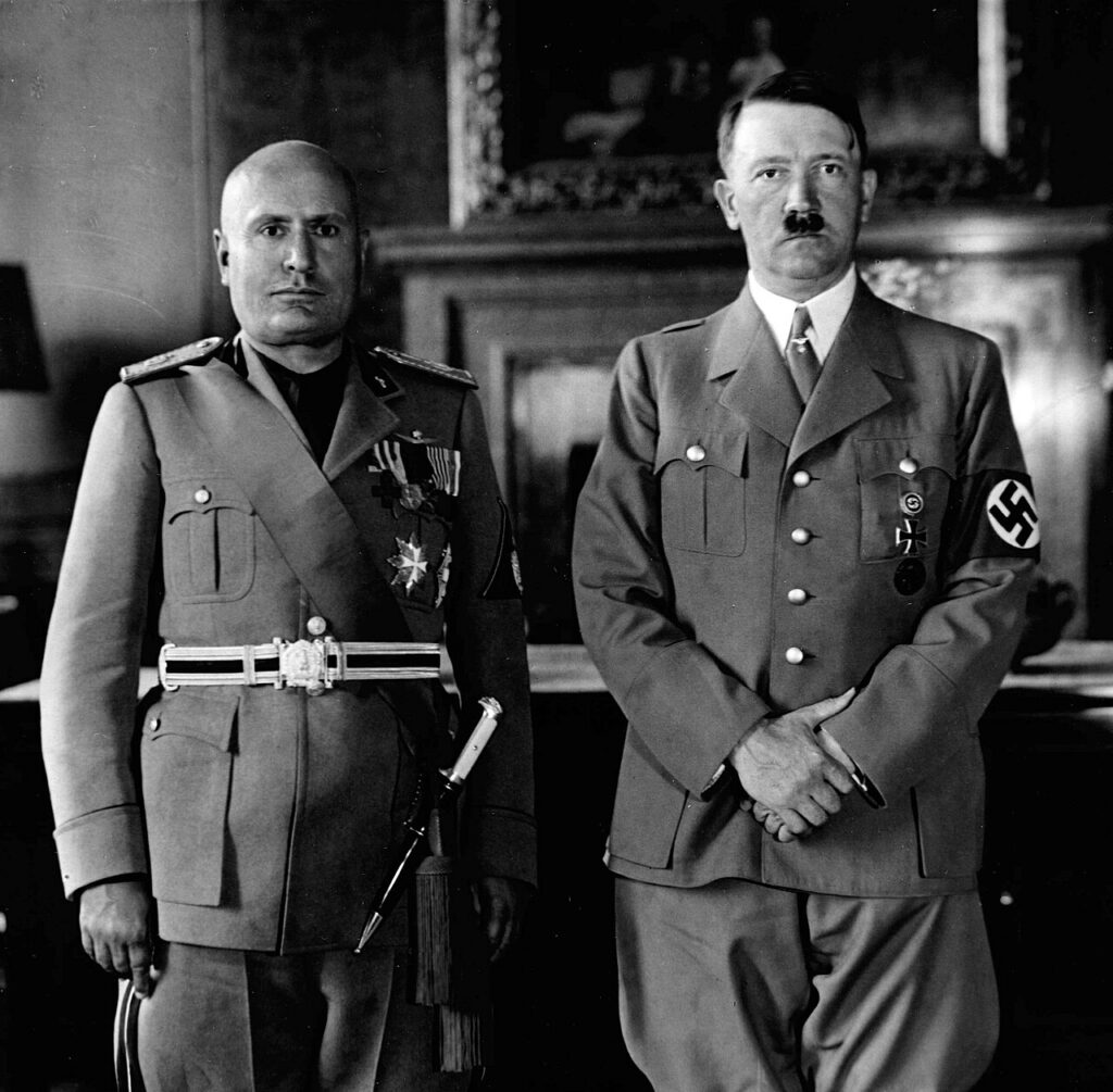 Mussolini i Hitler. Feixisme i nazisme, conseqüència de la crisi i la humiliació de la postguerra.