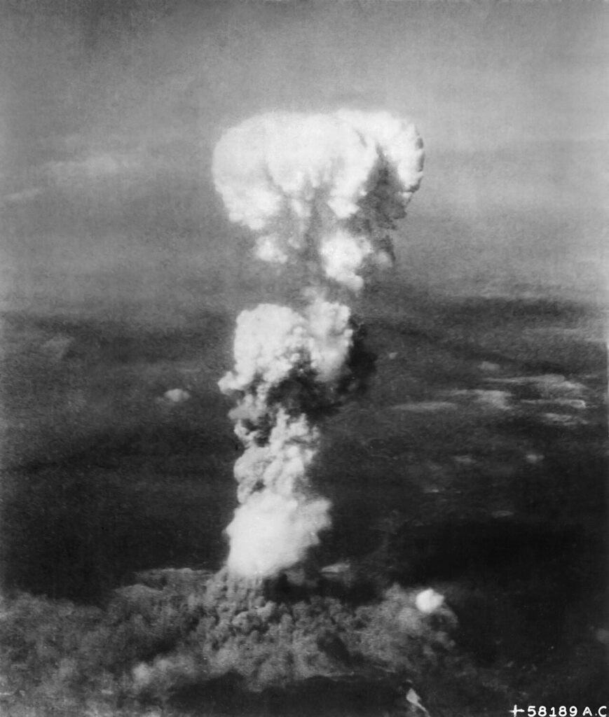 Bolet atòmic sobre Hiroshima (6 agost 1945). 140.000 morts el primer dia. Tres dies després, Nagasaki.