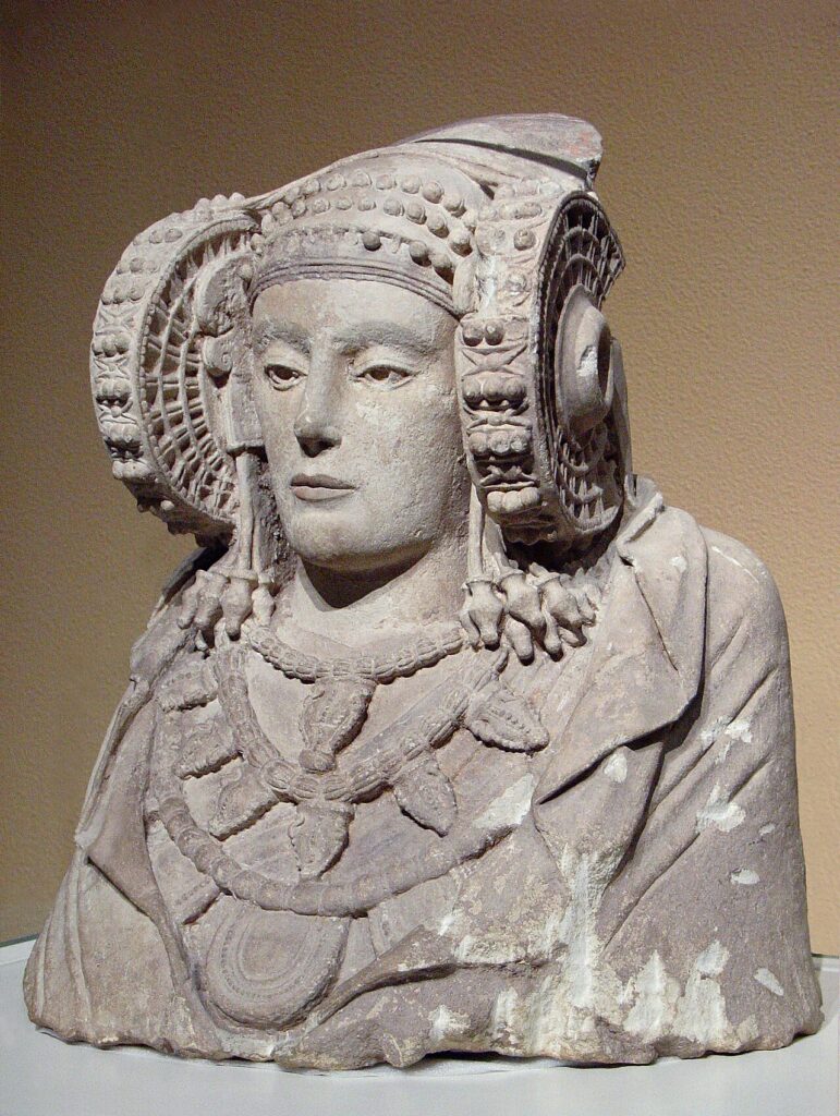 La Dama d'Elx (s. V-IV aC). Escultura ibèrica trobada al Camp d'Elx, una de les obres més icòniques del món iber.