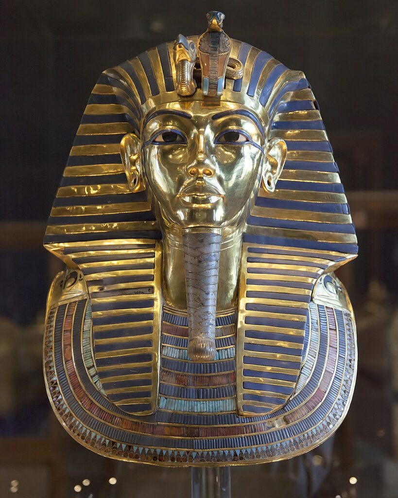 Màscara funerària de Tutankhamon (s. XIV aC). Or, lapislàtzuli i pasta de vidre: la riquesa simbòlica del faraó.
