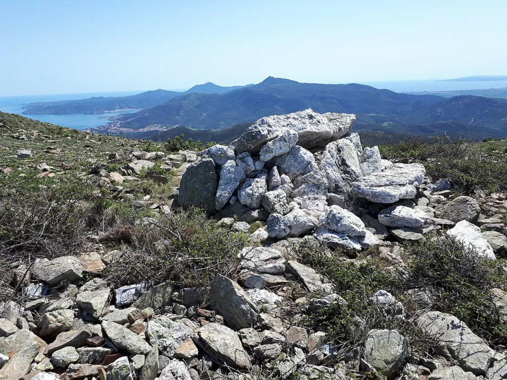 Dolmen del Cap de l'Home (Roses, Alt Empordà). Construcció megalítica funerària del Neolític-Calcolític.