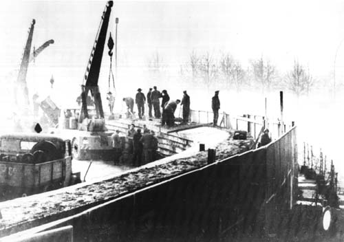 Construcció del Mur de Berlín (novembre 1961). Símbol de la Guerra Freda: el «Teló d'Acer» feta paret.