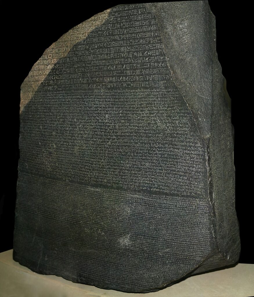 La pedra de Rosetta (196 aC). Document amb tres versions —jeroglífica, demòtica i grega— que va permetre desxifrar els jeroglífics. Un exemple de font primària escrita.