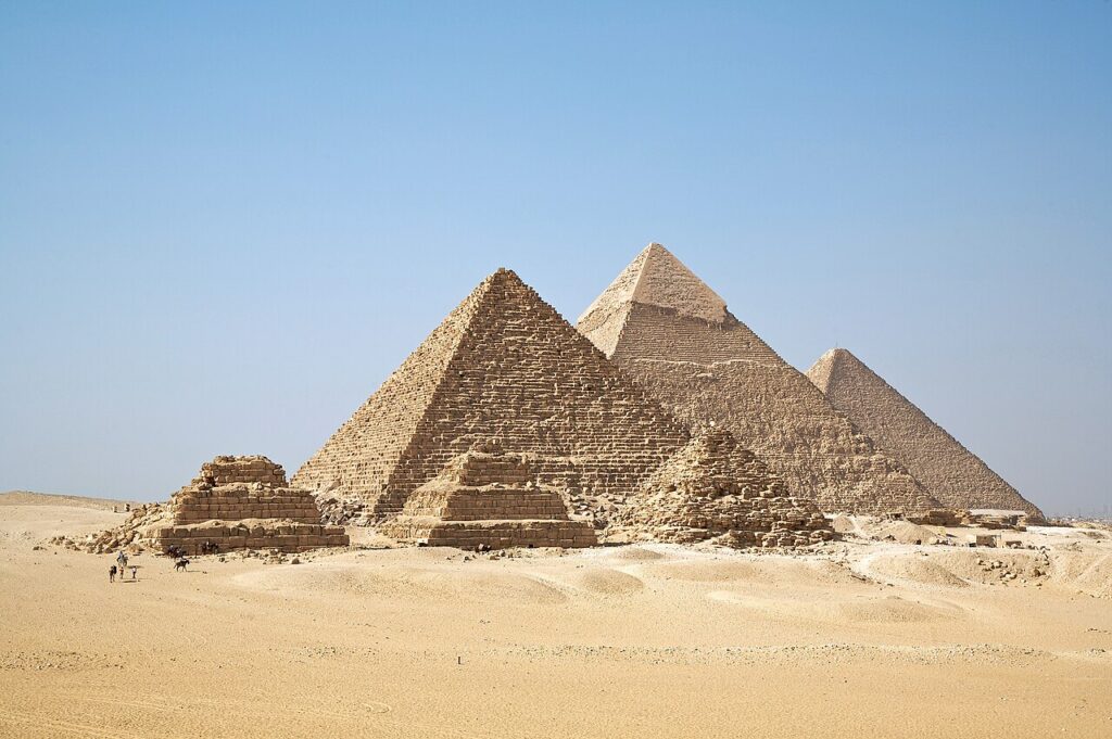 Les piràmides de Gizeh (Egipte, c. 2500 aC). Tombes monumentals dels faraons Khufu, Khafre i Menkaure.