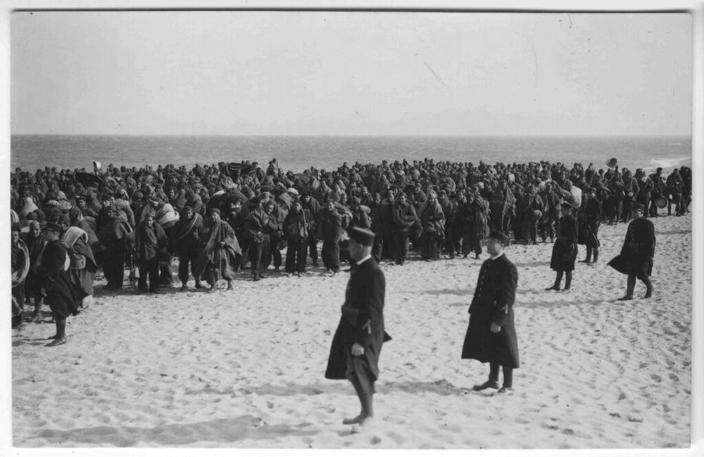 Republicans creuen els Pirineus cap a l'exili (gener-febrer 1939). Mig milió de persones.