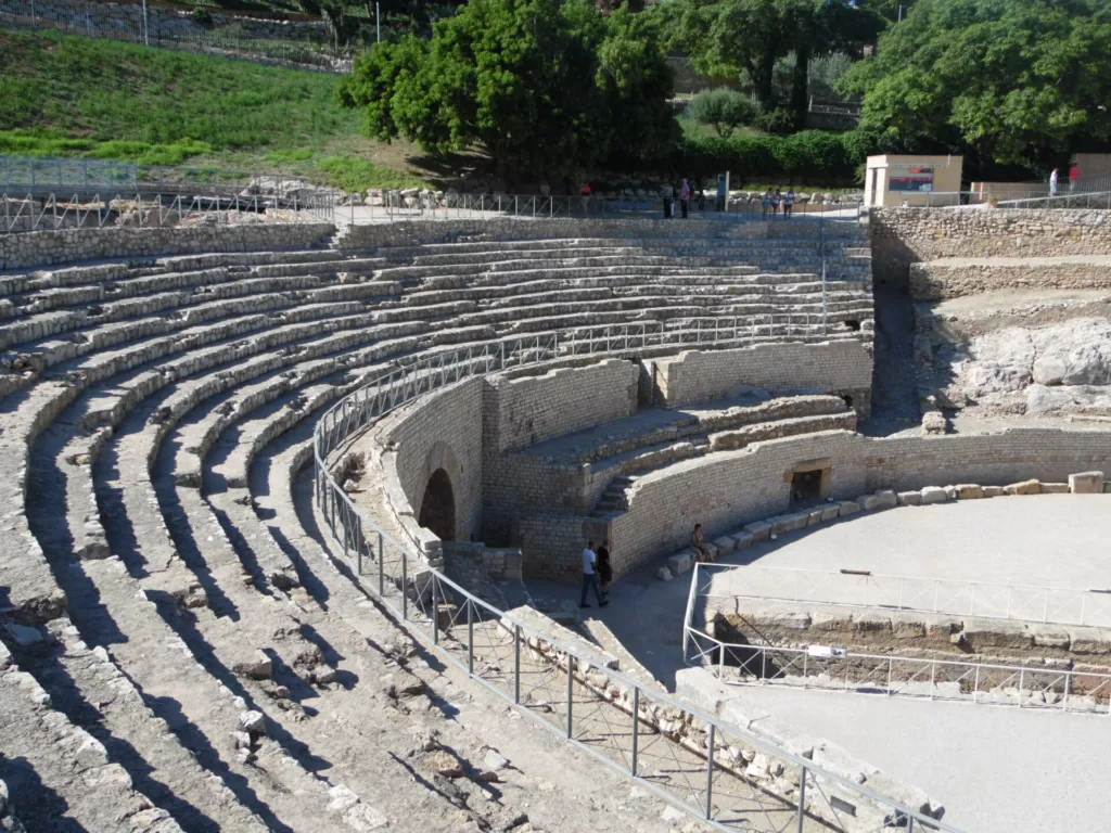 L'amfiteatre romà de Tàrraco (segle II dC), al costat del mar. Cabien 15.000 espectadors per veure lluites de gladiadors i execucions. És el gran monument urbà romà que encara podem trepitjar a Catalunya. Patrimoni de la Humanitat per la UNESCO.