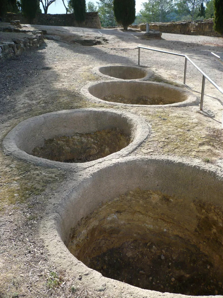 Les sitges d'Ullastret (Baix Empordà, s. VI-II aC), capital dels indigets. Els forats a la roca són sitges — dipòsits subterranis per emmagatzemar el gra. La ciutat ibèrica més gran de Catalunya, la que els romans van trobar el 218 aC.