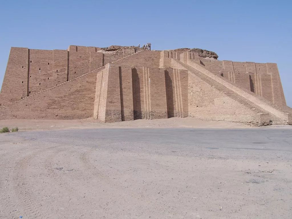 Zigurat d'Ur (Mesopotàmia, c. 2100 aC). Els temples-torre eren el cor religiós i polític de les ciutats sumèries.