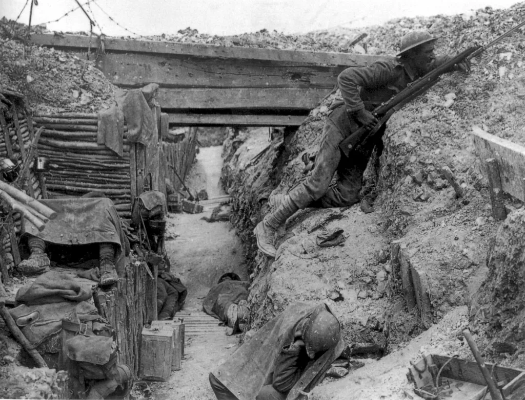 Soldats del regiment de Cheshire en una trinxera durant la batalla del Somme (juliol de 1916). Les trinxeres van esdevenir el símbol d'una guerra de desgast estàtica amb condicions de vida infrahumanes i milions de baixes.