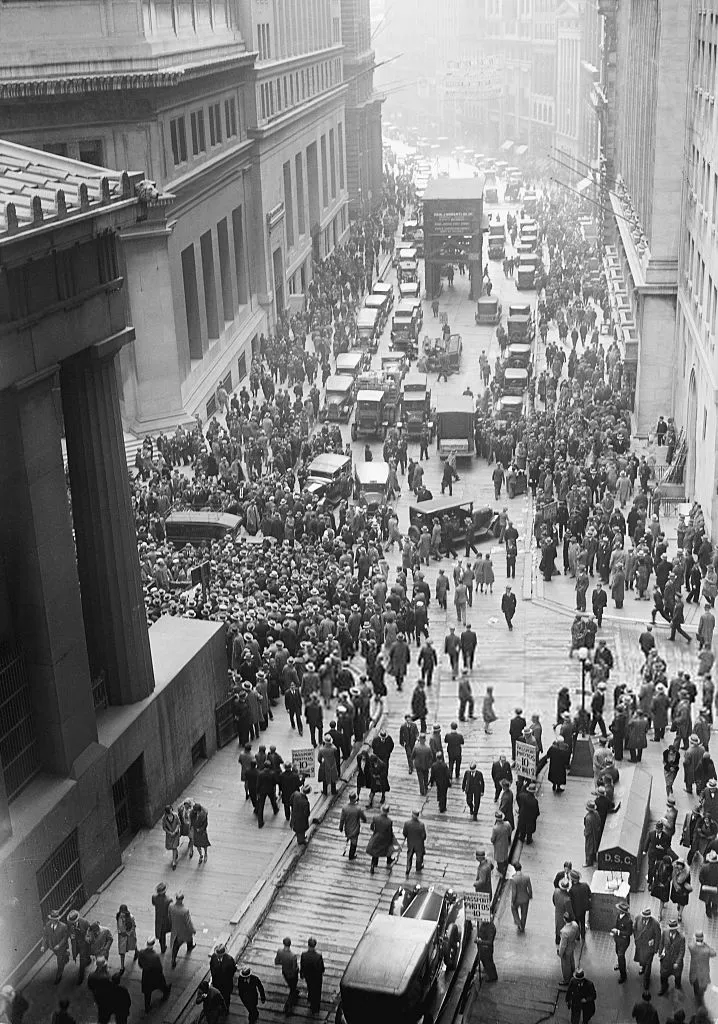 Gent aplegada a l'exterior de la Borsa de Nova York a Wall Street durant el crac de l'octubre de 1929. L'esfondrament borsari va ser el detonant de la Gran Depressió econòmica mundial dels anys trenta.