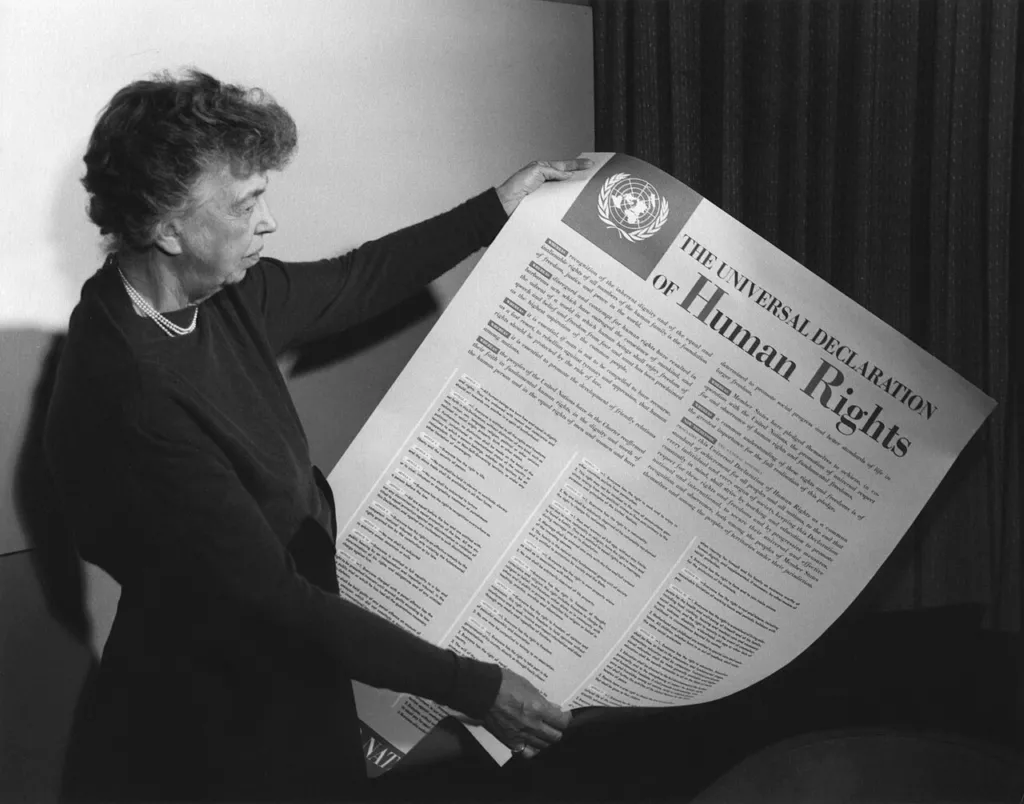 Eleanor Roosevelt sostenint una còpia en castellà de la Declaració Universal dels Drets Humans el 1948, un text cabdal nascut per tal de preservar la dignitat humana i evitar la repetició dels horrors bèl·lics.