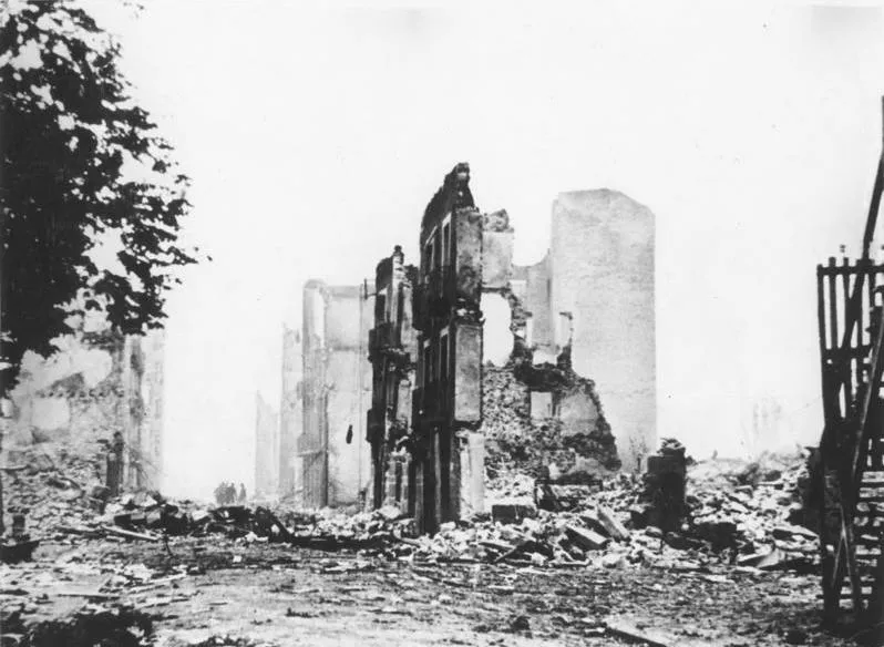 Ruïnes de Guernica després del devastador bombardeig perpetrat per la Legió Còndor de l'aviació nazi l'abril de 1937, durant la Guerra Civil espanyola, preludi clar dels atacs sobre poblacions civils de la Segona Guerra Mundial.