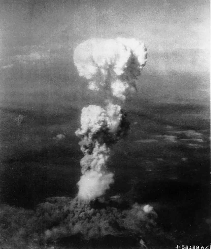 El núvol de fong atòmic s'alça sobre la ciutat d'Hiroshima (Japó) l'agost de 1945, després de la detonació de la primera bomba de fissió nuclear llançada sobre població civil.