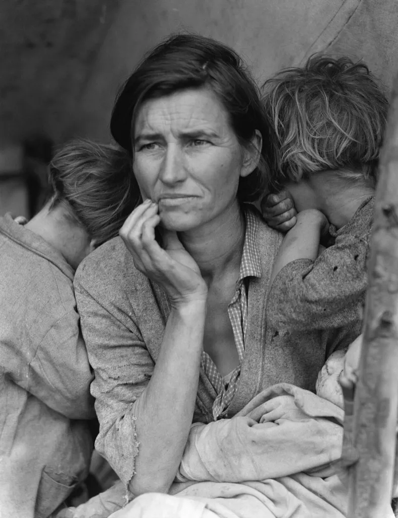 «Mare migrant» (1936) de Dorothea Lange. Aquesta cèlebre fotografia de Florence Owens Thompson i els seus fills captura el rostre humà i la profunda misèria social provocada per la Gran Depressió als Estats Units.