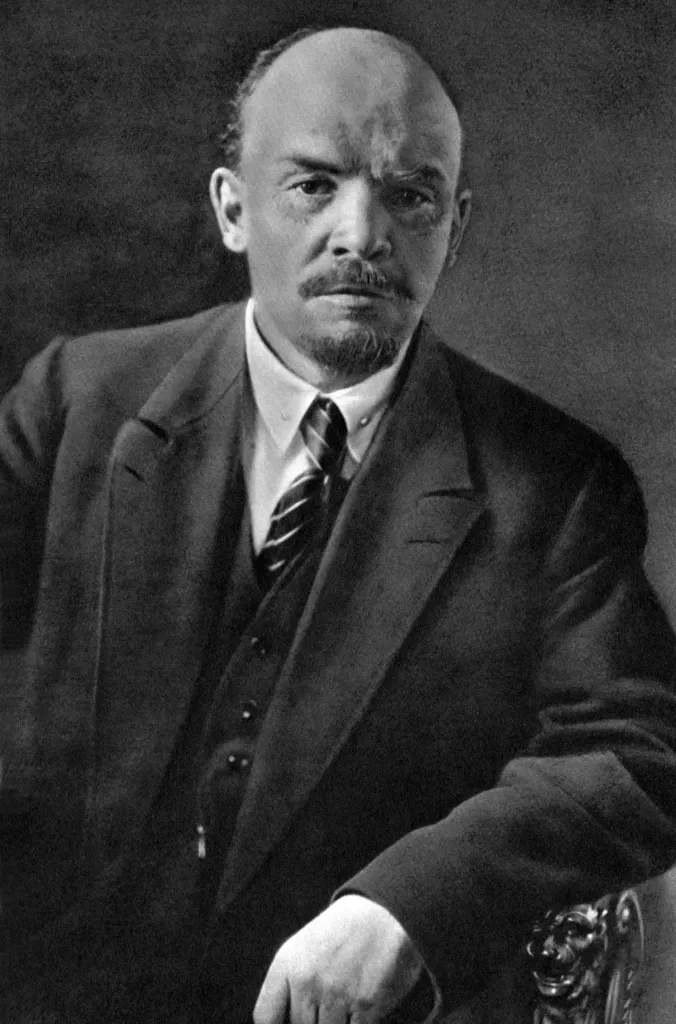 Vladimir Lenin (1920), líder bolxevic que va dirigir la Revolució d'Octubre de 1917, apartant Rússia de la guerra mundial per iniciar la construcció del primer estat socialista de la història, origen de la Unió Soviètica.