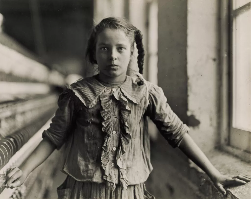 Una nena treballant com a filadora en una fàbrica de cotó de Carolina del Nord (1908), en una famosa fotografia de Lewis Hine que denunciava el treball infantil i l'explotació dels menors.