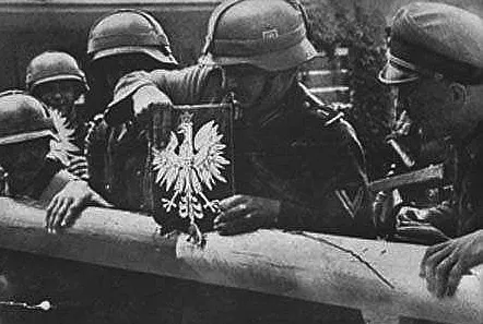 Militars alemanys retirant la barrera fronterera polonesa a Sopot l'1 de setembre de 1939. Aquest acte d'agressió va forçar la declaració de guerra de Gran Bretanya i França, iniciant oficialment el conflicte.