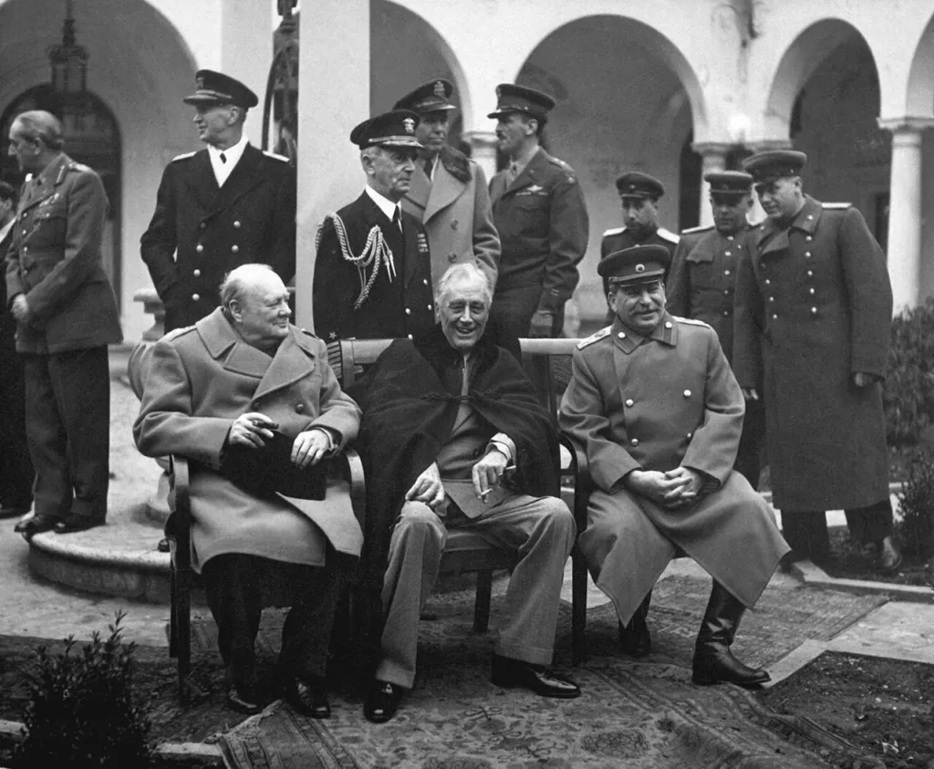 Winston Churchill, Franklin D. Roosevelt i Ióssif Stalin reunits a la Conferència de Ialta el febrer de 1945, on es van acordar els plans per a la victòria final i el posterior repartiment d'Europa.